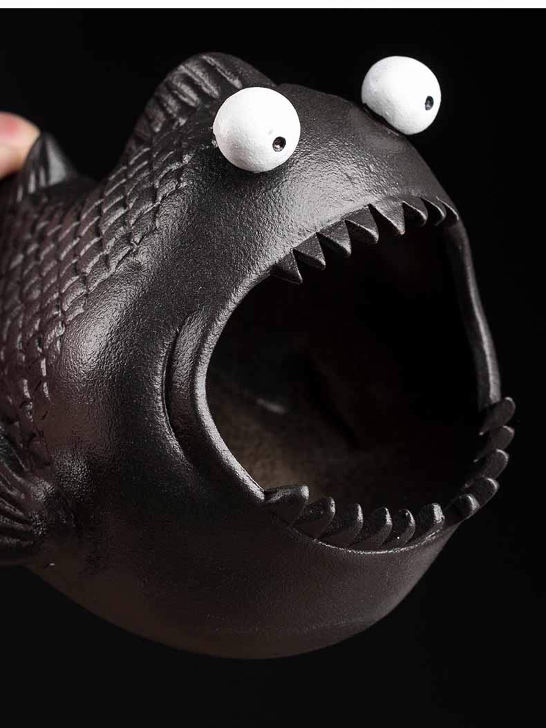 Black Big-Eyed Strange Fish Ceramic Ashtray, Interesting Desktop Decoration