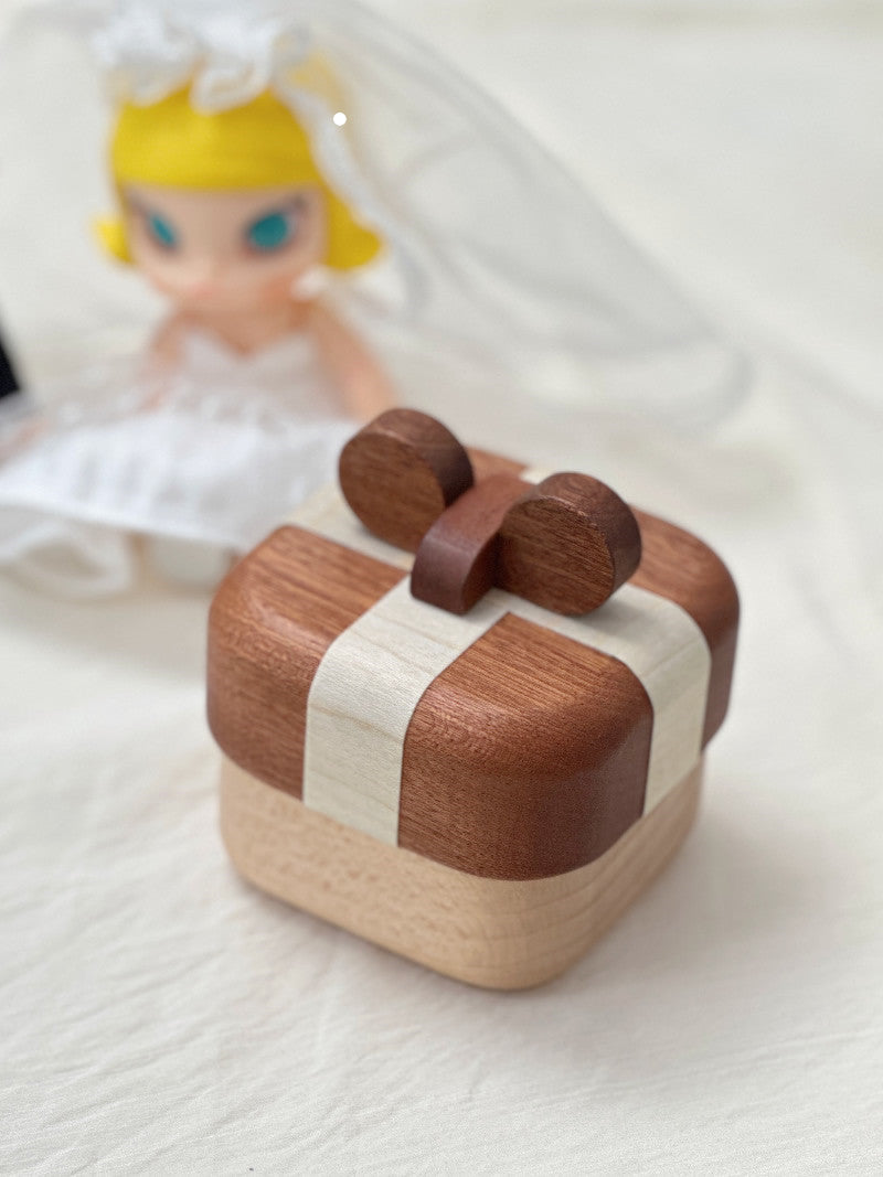 Charming Gift Box Style Wooden Ring Holder: Sophisticated Jewelry Storage