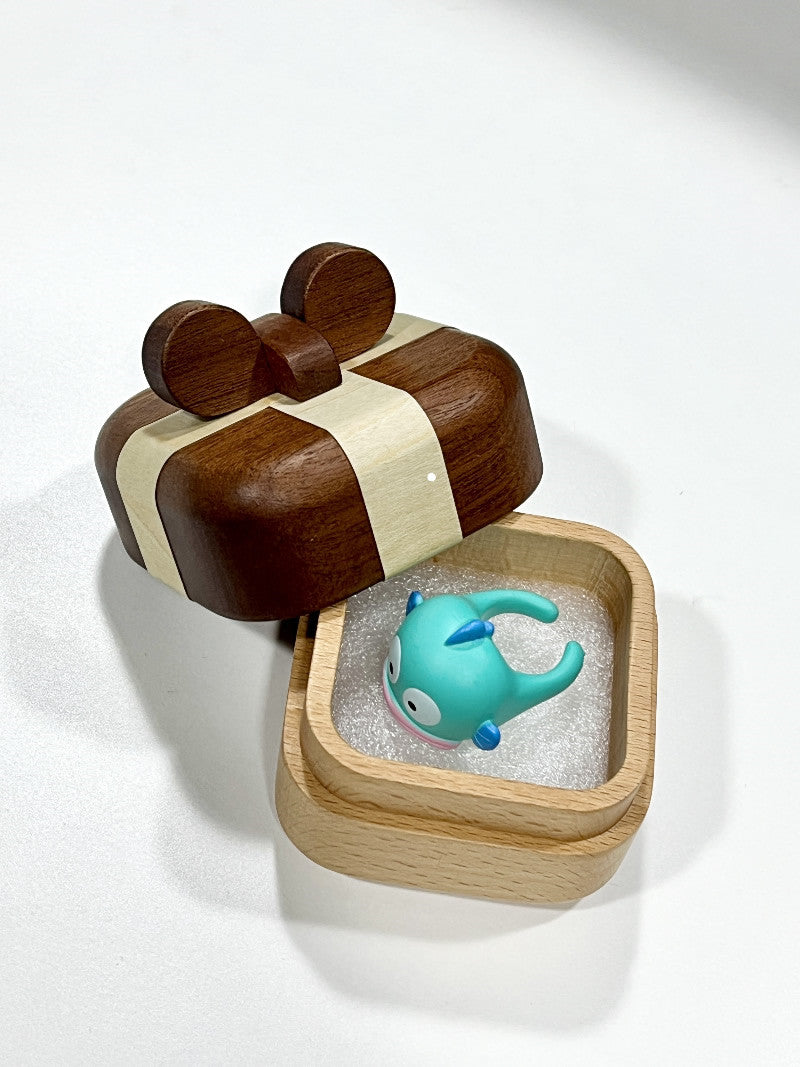 Charming Gift Box Style Wooden Ring Holder: Sophisticated Jewelry Storage