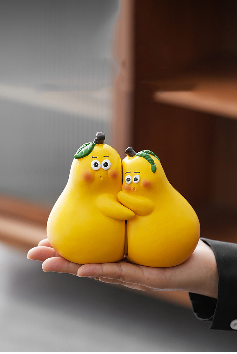 Creative couple hugging pear ashtray, artistic desktop decoration ornaments