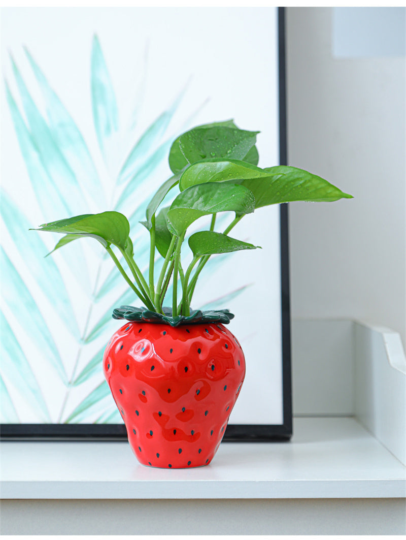 Exquisite ceramic strawberry vase, plant pot, office decoration pen holder