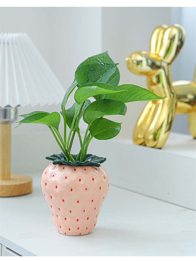 Exquisite ceramic strawberry vase, plant pot, office decoration pen holder