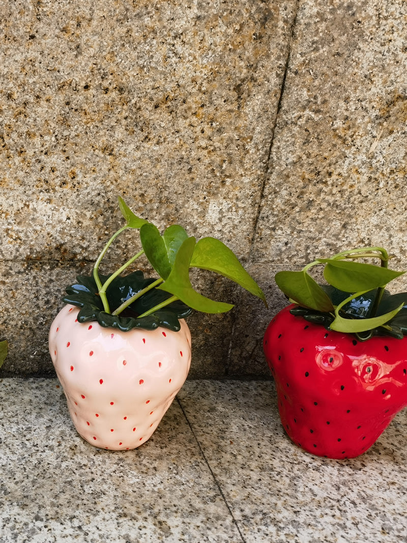 Exquisite ceramic strawberry vase, plant pot, office decoration pen holder