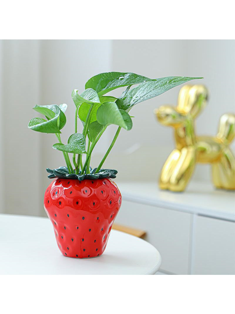 Exquisite ceramic strawberry vase, plant pot, office decoration pen holder